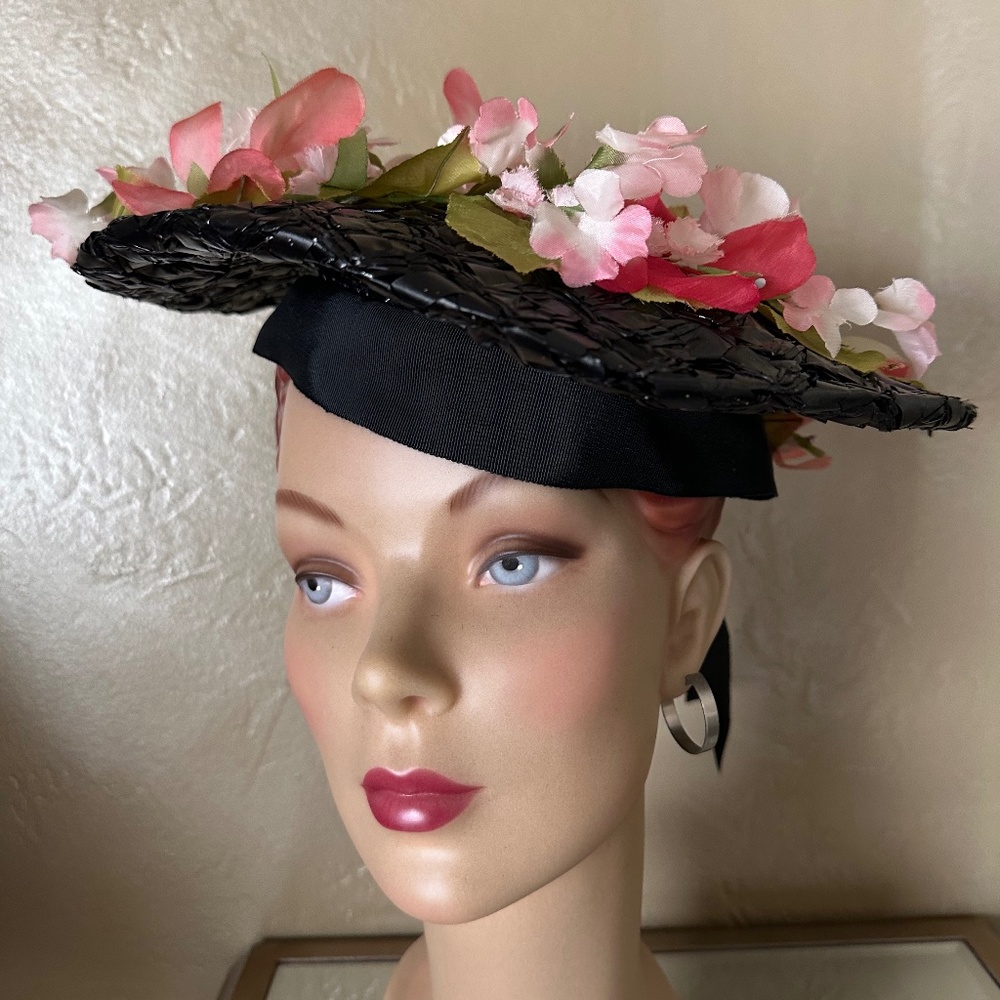 UNUSUAL 1950s' BLACK STRAW "PANCAKE" TAM WITH GROSGRAIN BAND & FABRIC FLOWERS